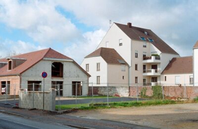 Marché de l&rsquo;immobilier neuf en 2026 : ventes en chute, prix résistants