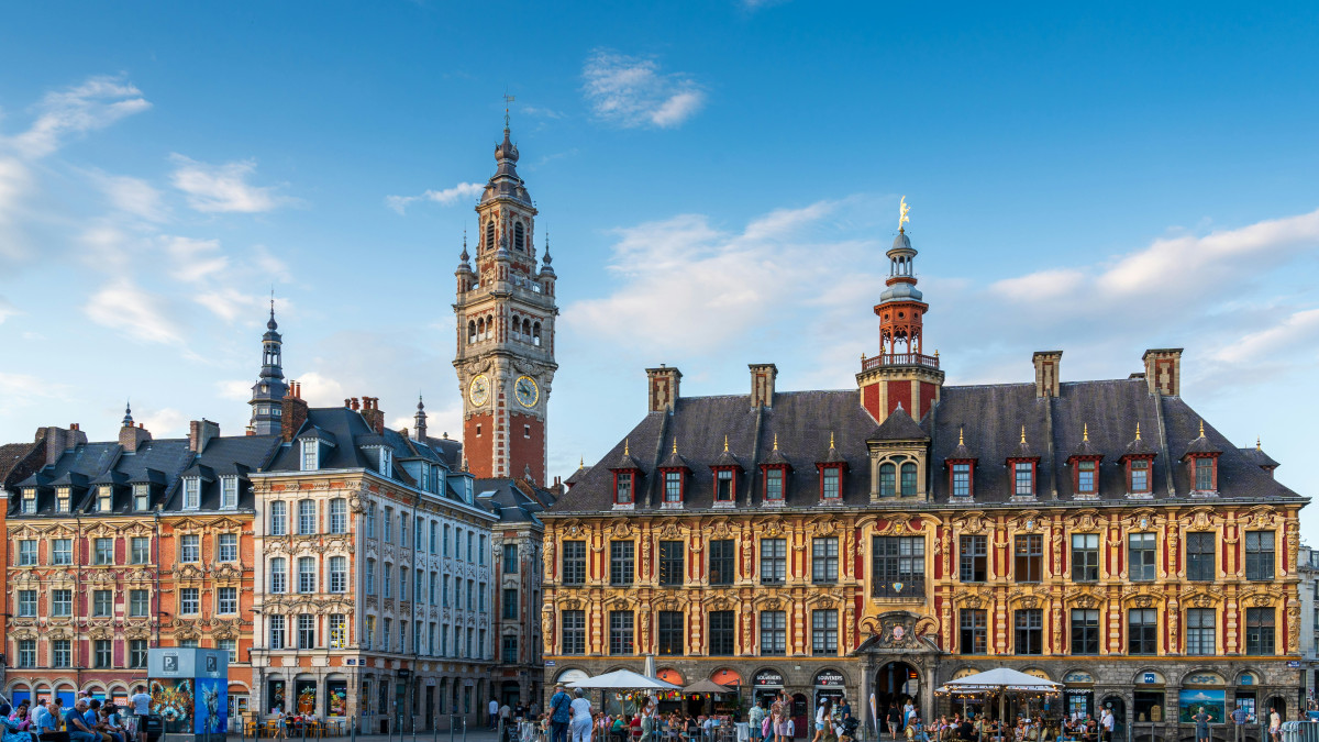 La place centrale de la ville de Lille sous un beau ciel bleu